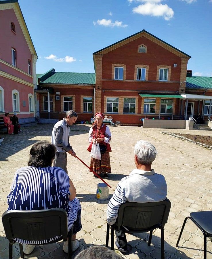 В Алексеевский дом-интернат для престарелых и инвалидов лаишевцы привезли подарки и веселые игры