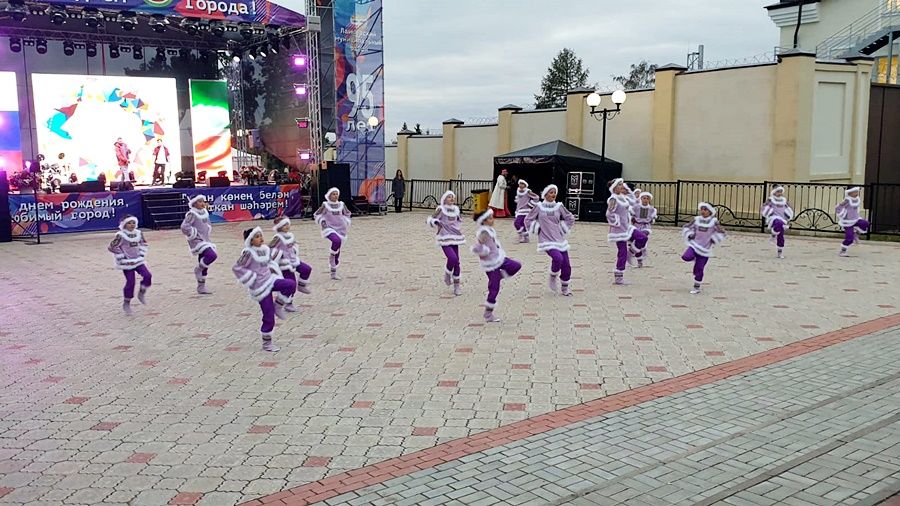 На Соборной площади г.Лаишево продолжается концерт, посвященный Дню города