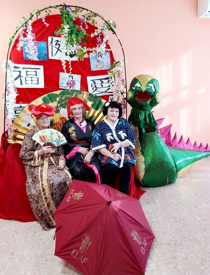 Вместе встречают китайский Новый год, вместе плетут маскировочные сети