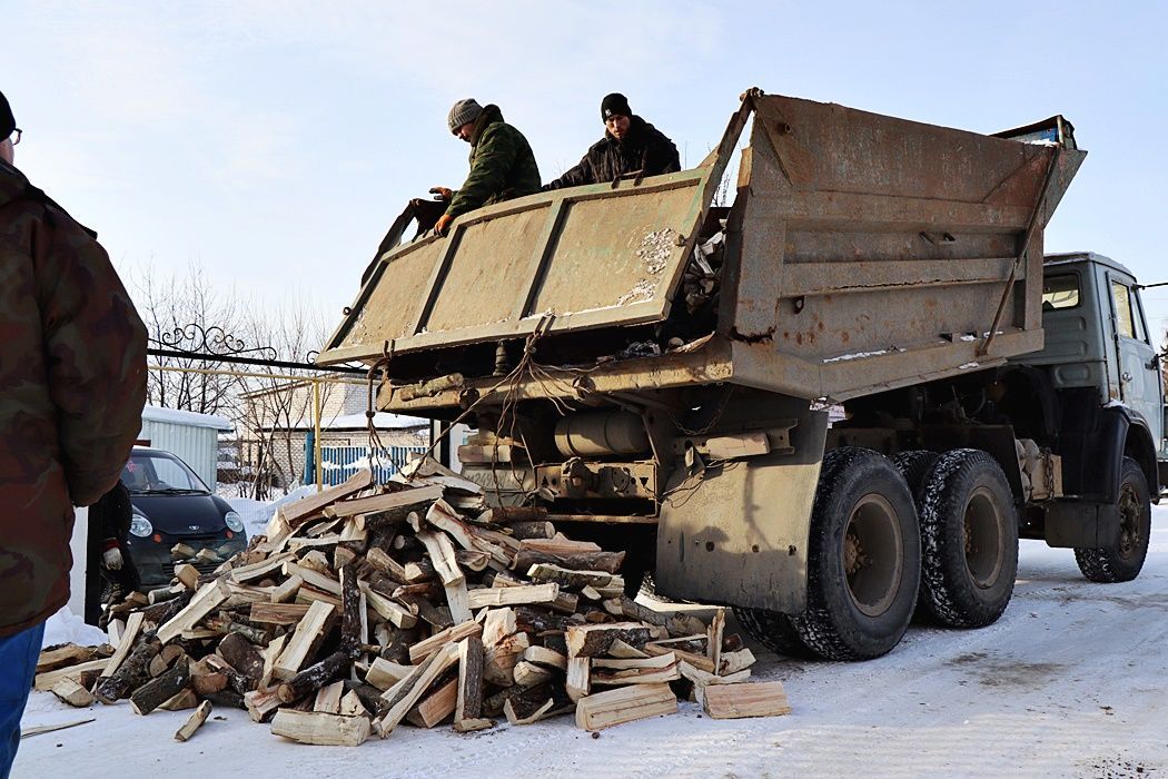 Нармонкада мобилизацияләнүчеләрнең өч гаиләсенә утын китерделәр