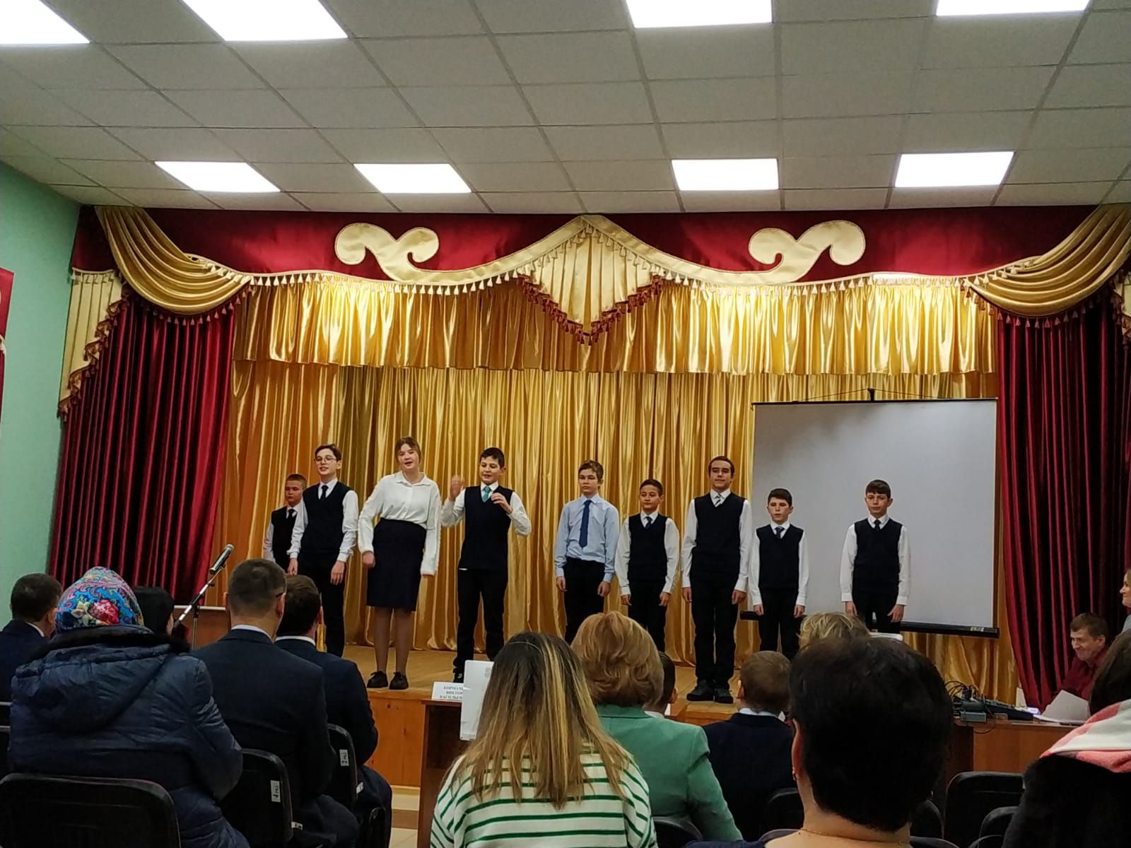 Ташкирменская школа приняла активное участие в выставке работ педагогов и школьников