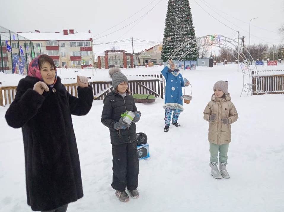 Лаеш балалары өчен Яңа ел бәйрәмнәре ачык һавада актив уеннар белән  башланып китте