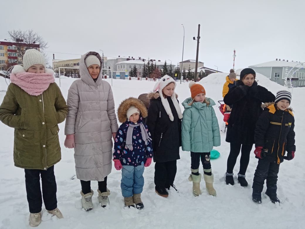 Лаеш балалары өчен Яңа ел бәйрәмнәре ачык һавада актив уеннар белән  башланып китте