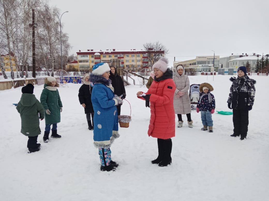 Лаеш балалары өчен Яңа ел бәйрәмнәре ачык һавада актив уеннар белән  башланып китте