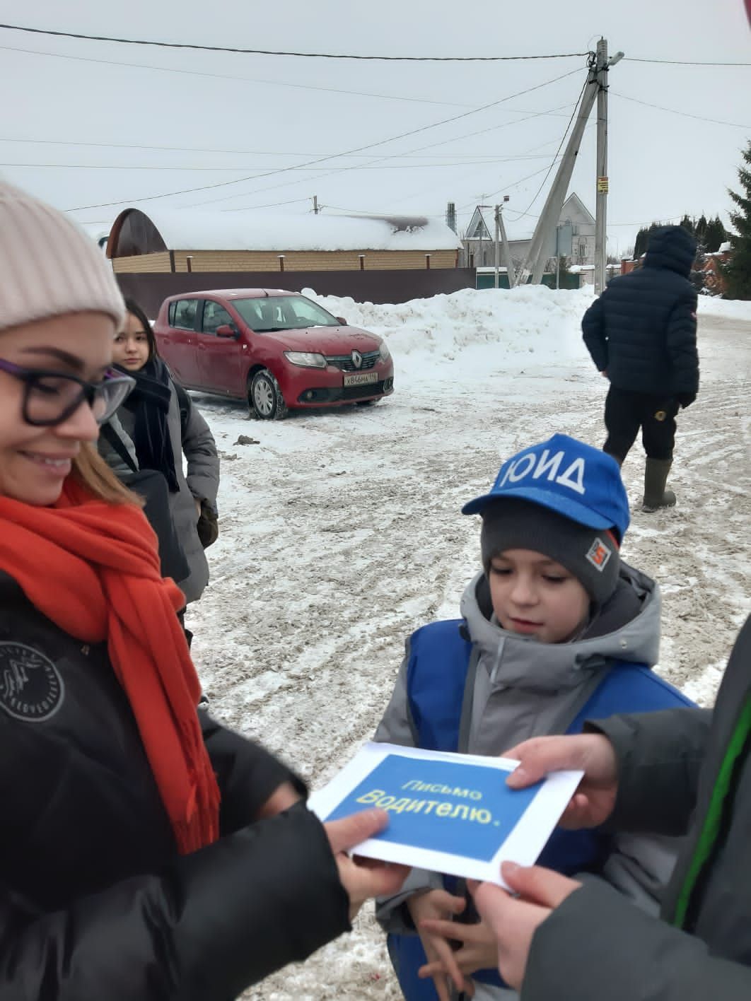 Балалар машина йөртүчеләргә тизлекне арттырмауларын үтенеп мөрәҗәгать иттеләр