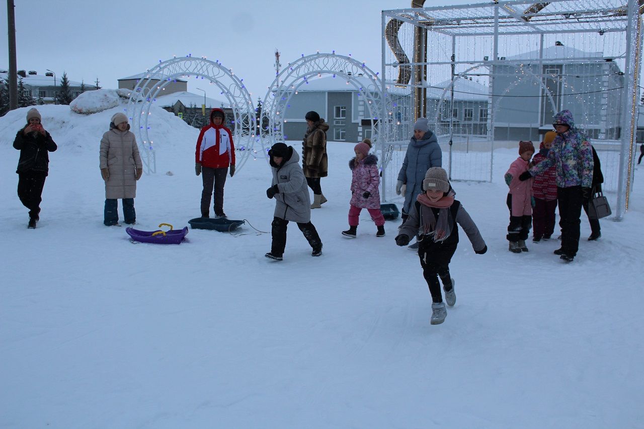 В «Веселых стартах» лаишевские дети участвовали вместе с родителями