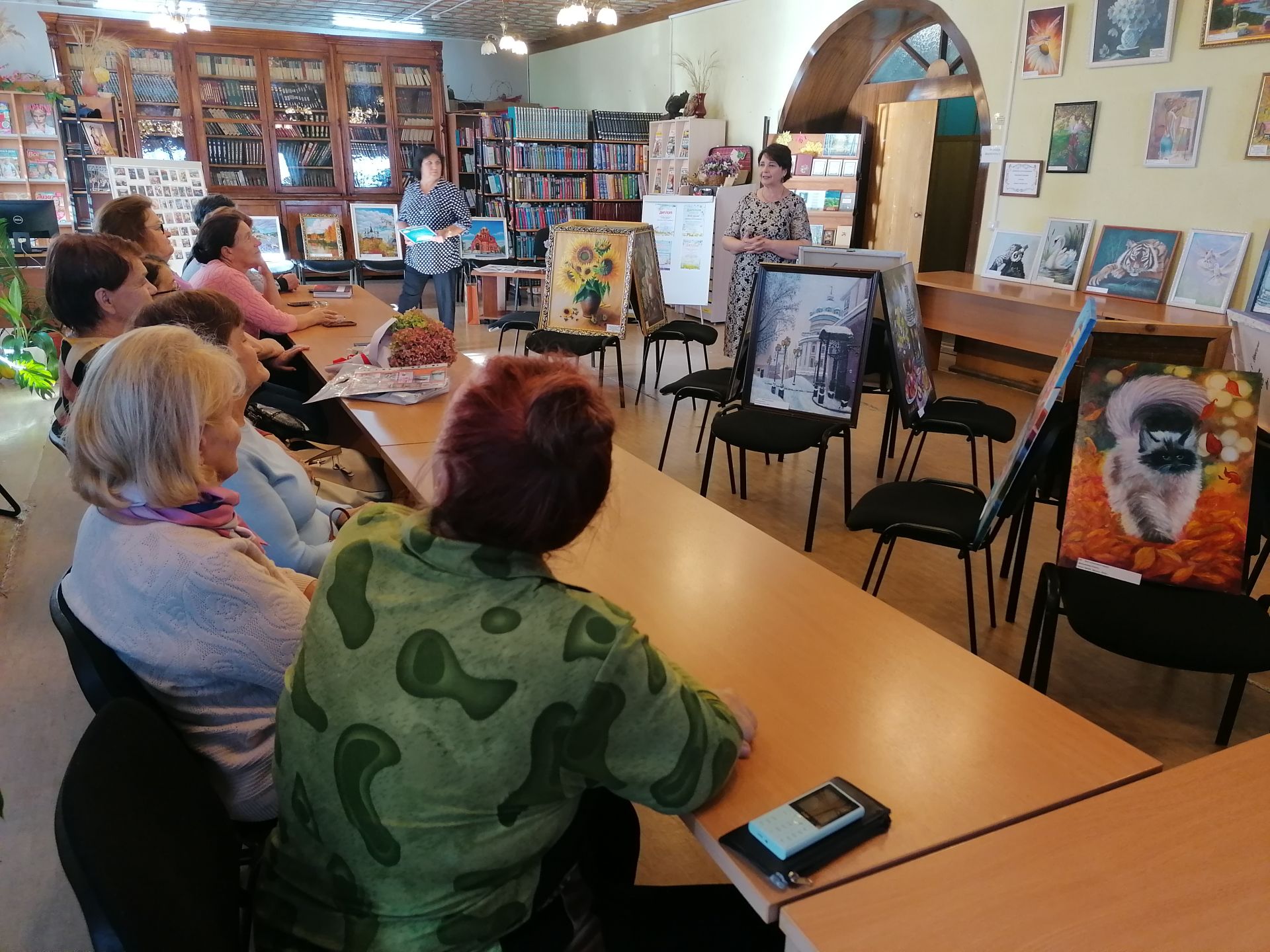 В Центральной библиотеке открылась персональная выставка свободного художника