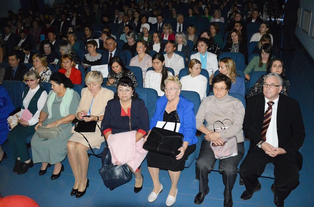 Лаеш мәдәният йортында Лаеш районы укытучыларын хөрмәтләделәр