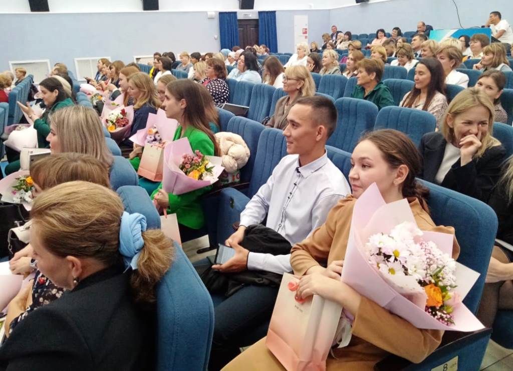 В День учителя чествовали педагогов-ветеранов и молодых учителей Лаишевского района