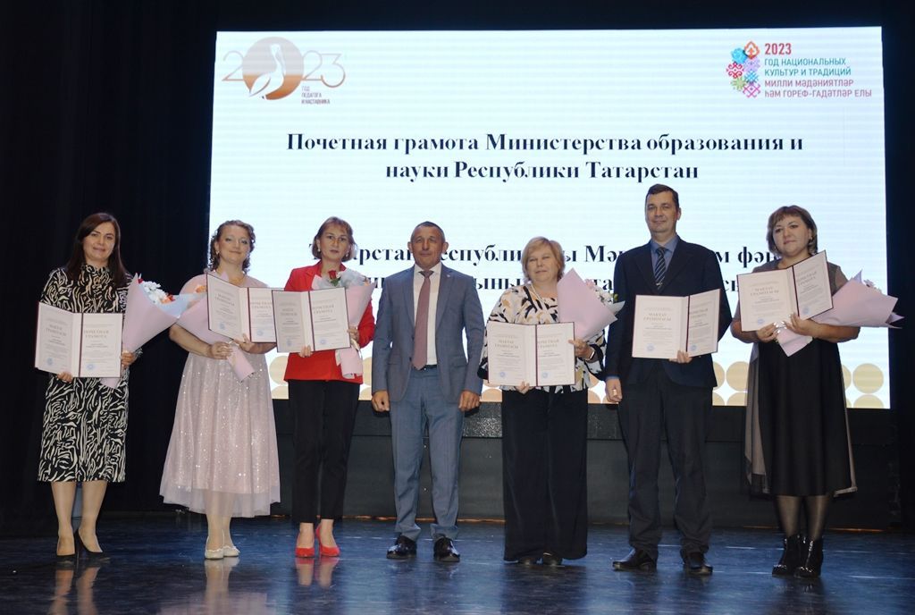 Укытучылар көне: Лаеш районы Башлыгы мәгариф өлкәсендә эшләүчеләргә бүләкләр тапшырды