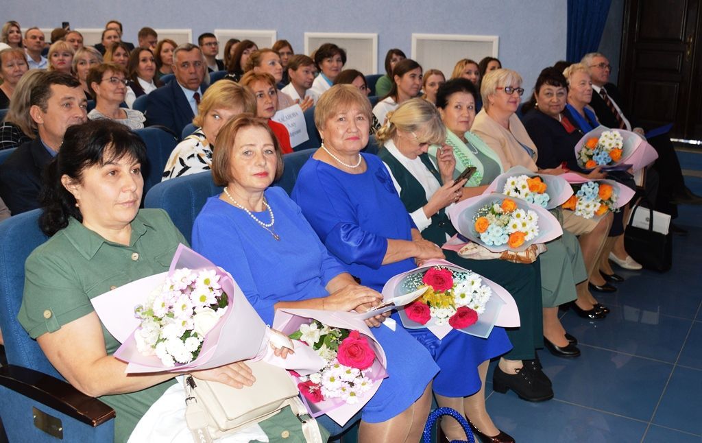 Укытучылар көне: Лаеш районы Башлыгы мәгариф өлкәсендә эшләүчеләргә бүләкләр тапшырды