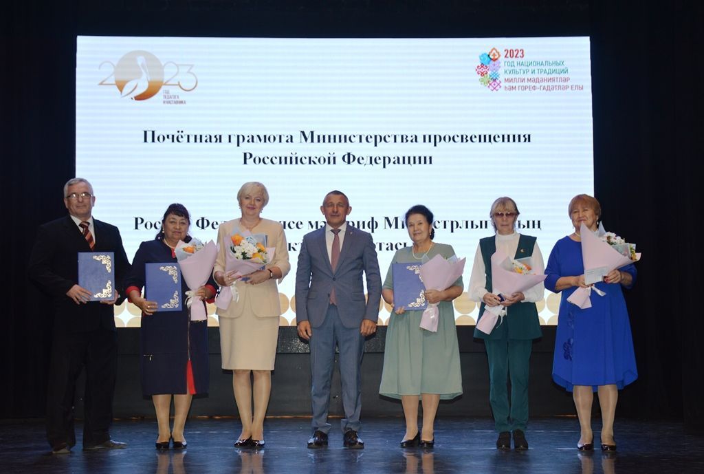 Укытучылар көне: Лаеш районы Башлыгы мәгариф өлкәсендә эшләүчеләргә бүләкләр тапшырды