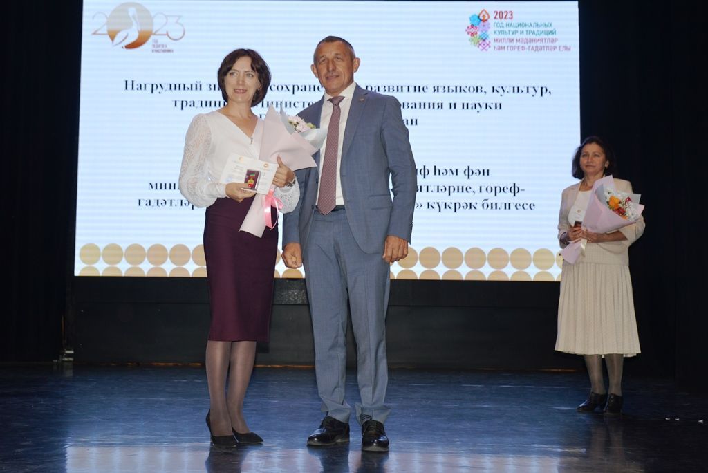 Укытучылар көне: Лаеш районы Башлыгы мәгариф өлкәсендә эшләүчеләргә бүләкләр тапшырды