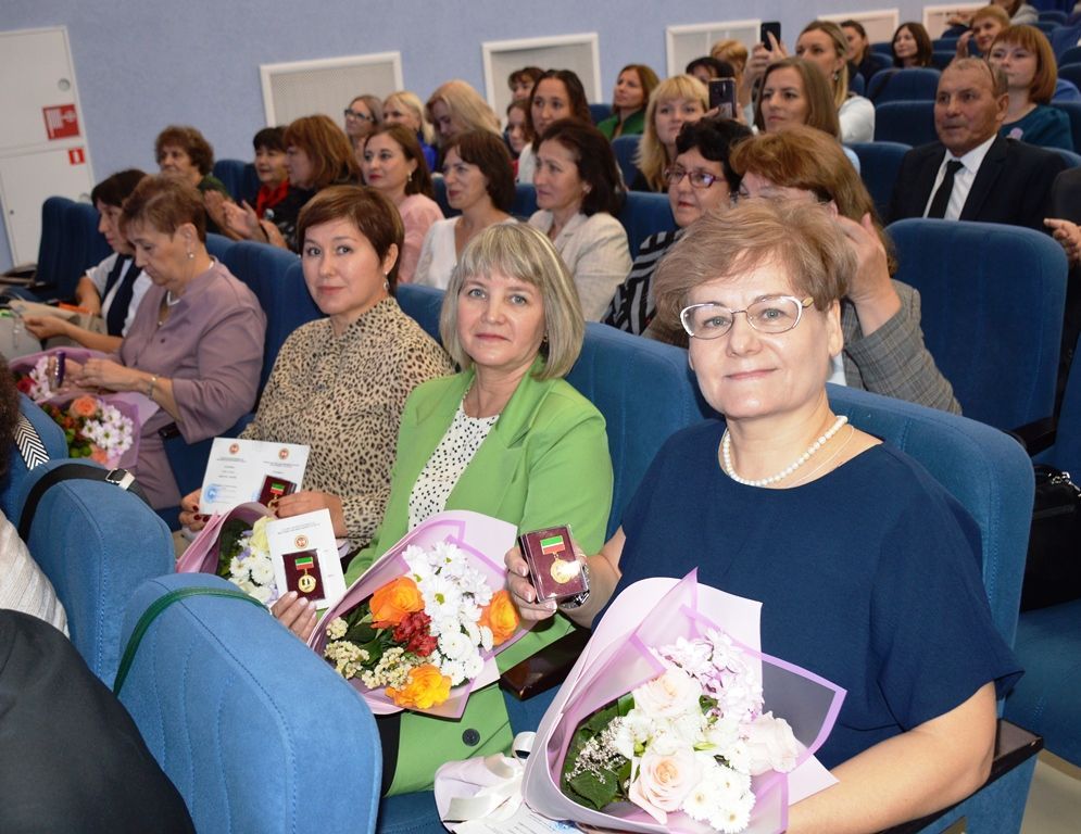 Укытучылар көне: Лаеш районы Башлыгы мәгариф өлкәсендә эшләүчеләргә бүләкләр тапшырды