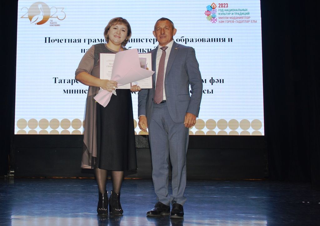 Укытучылар көне: Лаеш районы Башлыгы мәгариф өлкәсендә эшләүчеләргә бүләкләр тапшырды