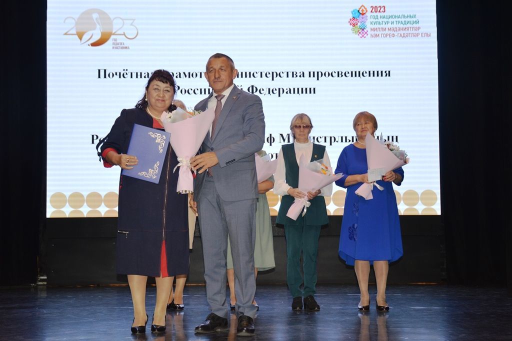 Укытучылар көне: Лаеш районы Башлыгы мәгариф өлкәсендә эшләүчеләргә бүләкләр тапшырды