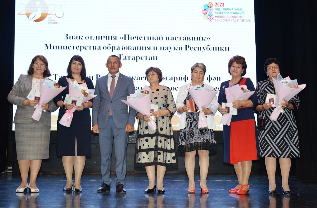 Укытучылар көне: Лаеш районы Башлыгы мәгариф өлкәсендә эшләүчеләргә бүләкләр тапшырды