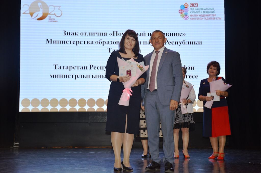 Укытучылар көне: Лаеш районы Башлыгы мәгариф өлкәсендә эшләүчеләргә бүләкләр тапшырды
