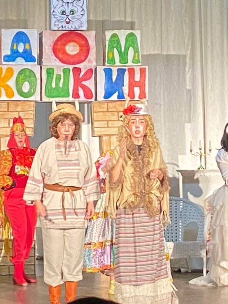Столбищенские самодеятельные актеры показали спектакль «Кошкин дом» в Песчаных Ковалях