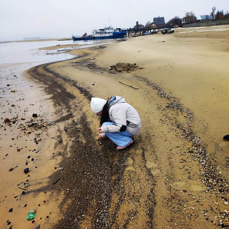 В ладошке ракушка блестит