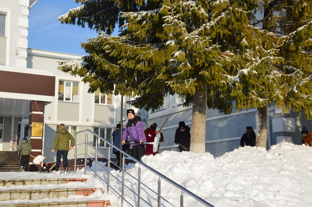 Лаишевские пятиклассники освобождали из снежного плена территорию школы