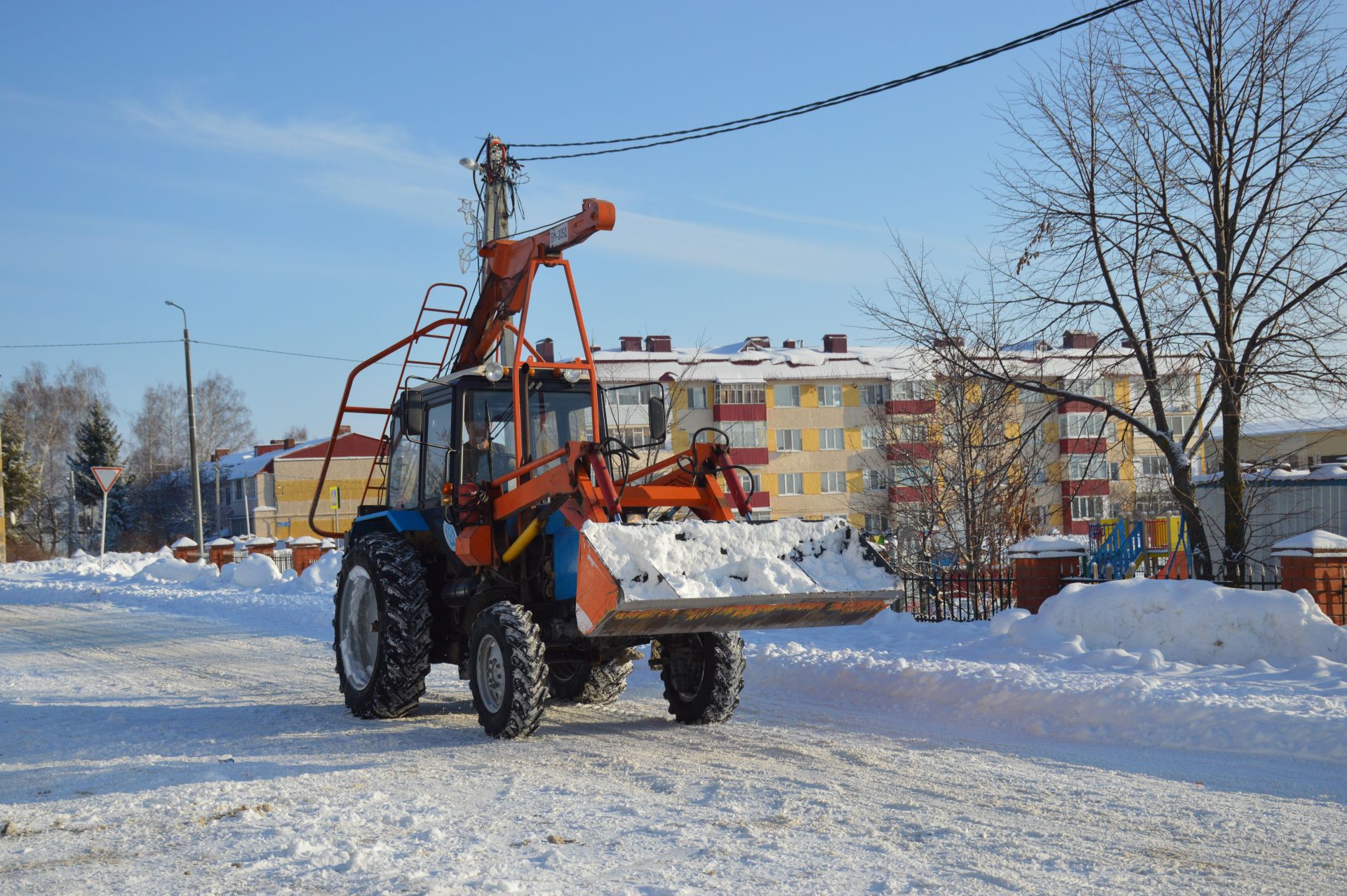 В Лаишево начали установку главной елки города