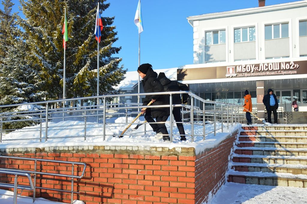 Лаишевские пятиклассники освобождали из снежного плена территорию школы