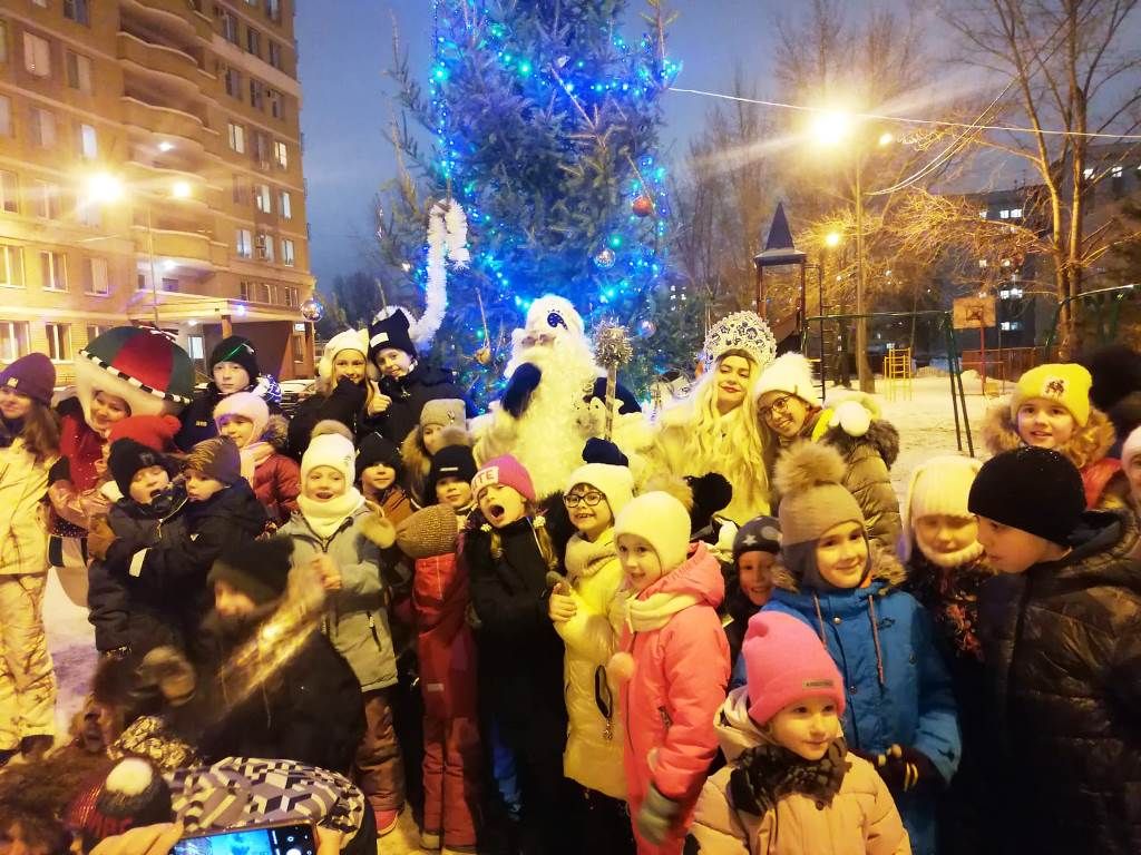 Всюду проходят сейчас новогодние утренники