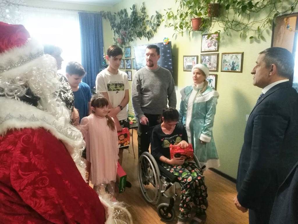 Ильдус Зарипов привез подарки многодетной семье Герасимовых