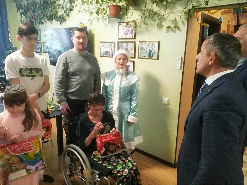Ильдус Зарипов привез подарки многодетной семье Герасимовых