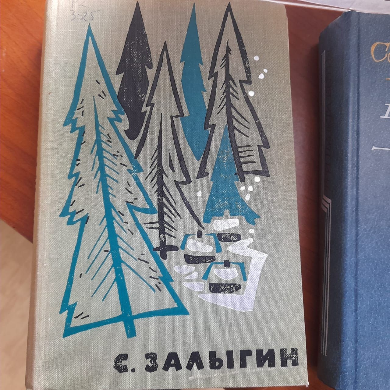 Книжная выставка «Твой дар для ищущих сердец» оформлена в Лаишевской библиотеке