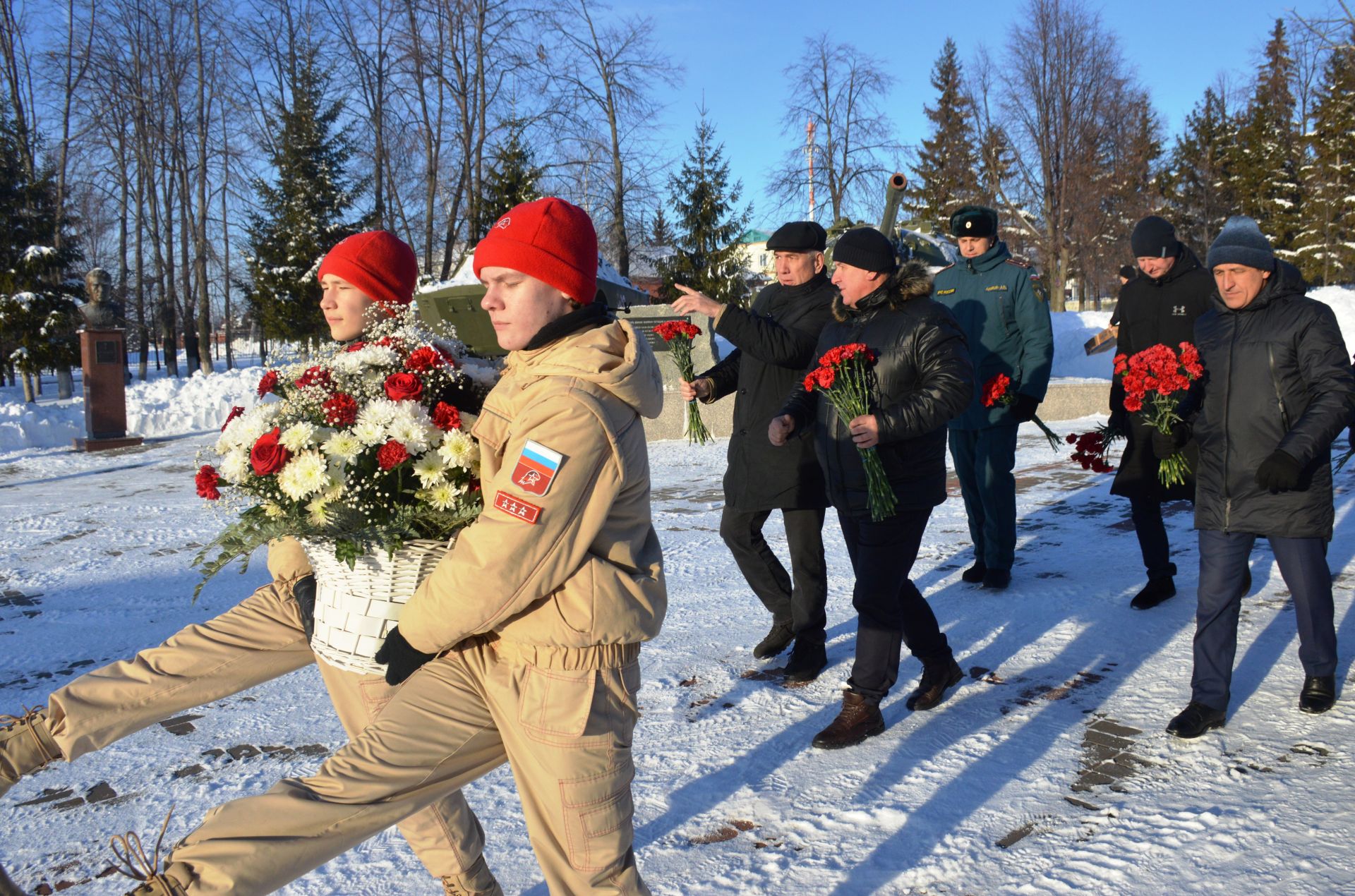 Глава Лаишевского района возложил цветы к бюстам Героев в парке Победы