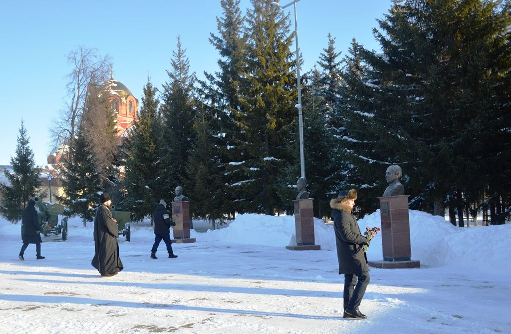 Глава Лаишевского района возложил цветы к бюстам Героев в парке Победы