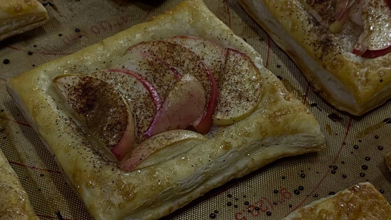 Слойки с яблоками
