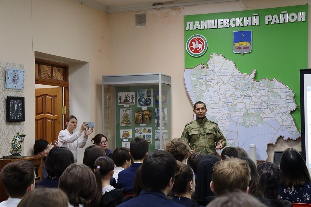 Офицер Лаешның 2нче мәктәбе укучылары белән очрашты