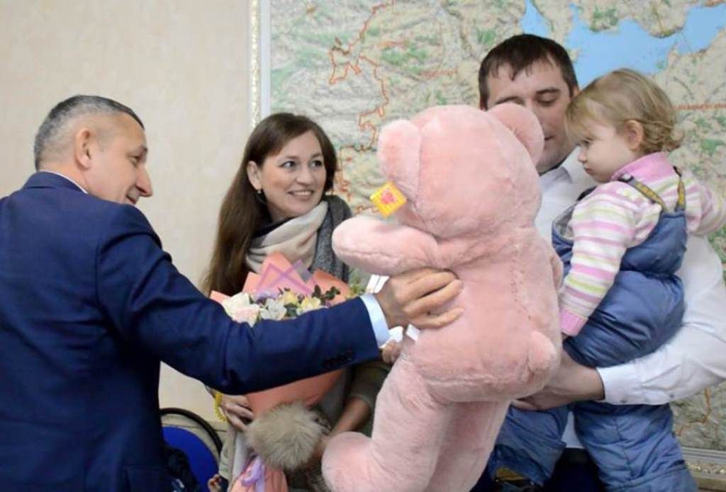 Молодой многодетной семье из села Усады вручили сертификат на приобретение жилья