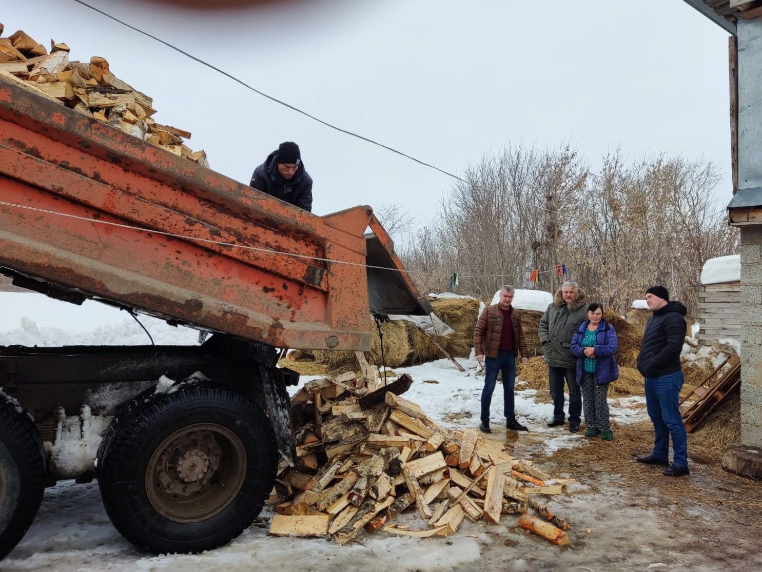 Доставили дрова в три семьи мобилизованных в Лаишевском районе