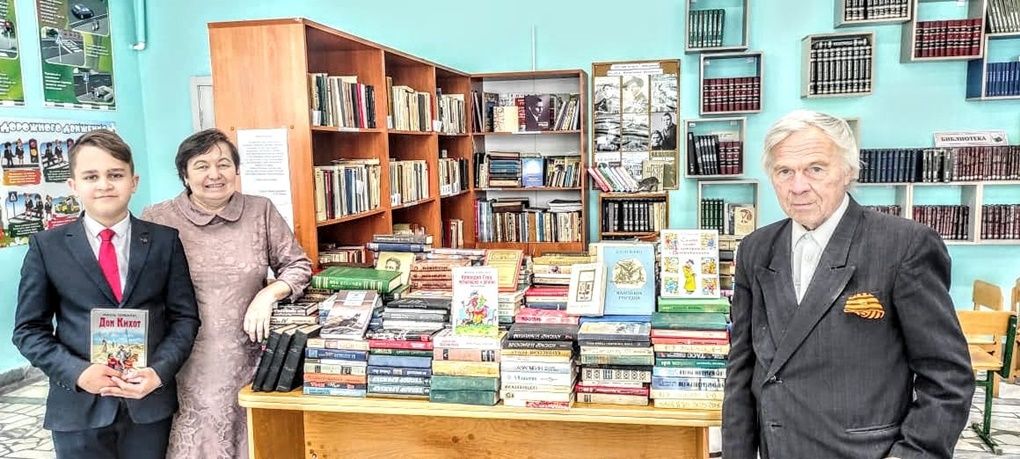 Выпускник преподнес родной школе подарок в 500 книг