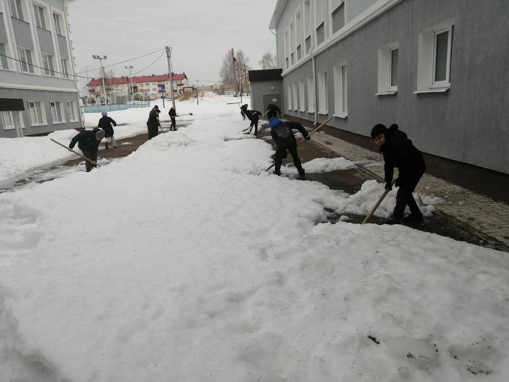 В Лаишеве люди массово вышли на очистку территорий вокруг своих организаций от снега