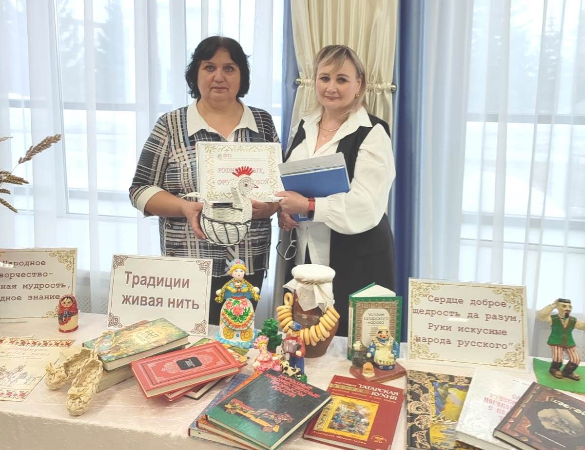 Библиотекари Лаишевской центральной библиотеки провели акцию «Родной язык, дружу с тобой»
