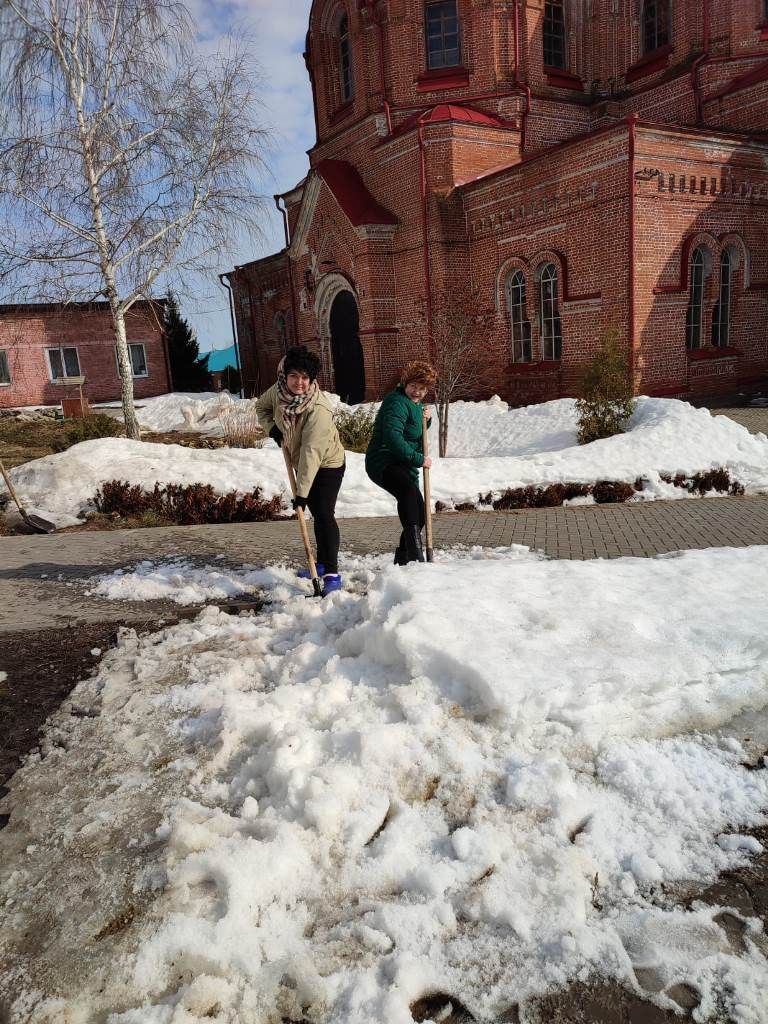 В Лаишеве люди массово вышли на очистку территорий вокруг своих организаций от снега
