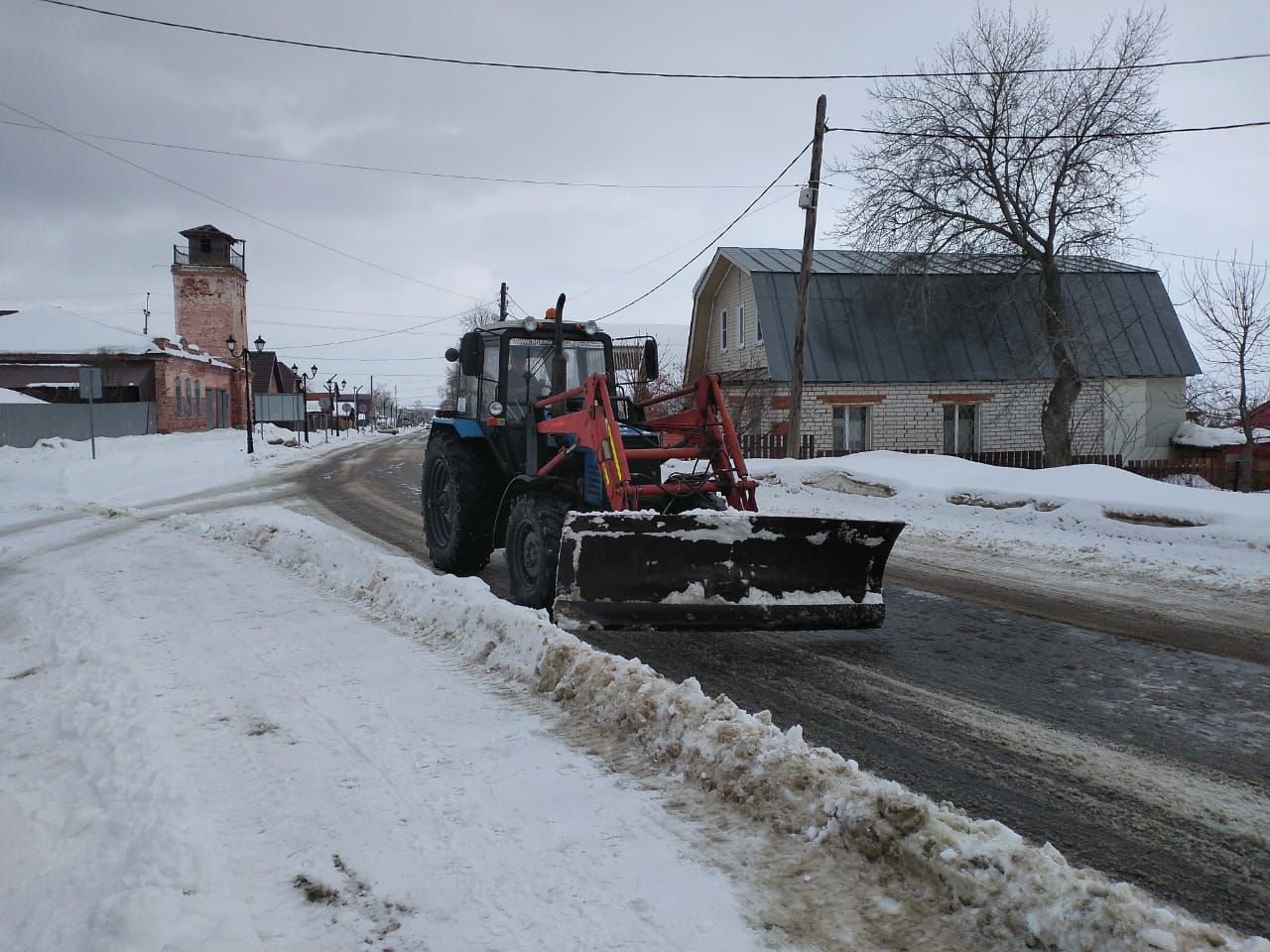 На улицах города техника работает и в выходные