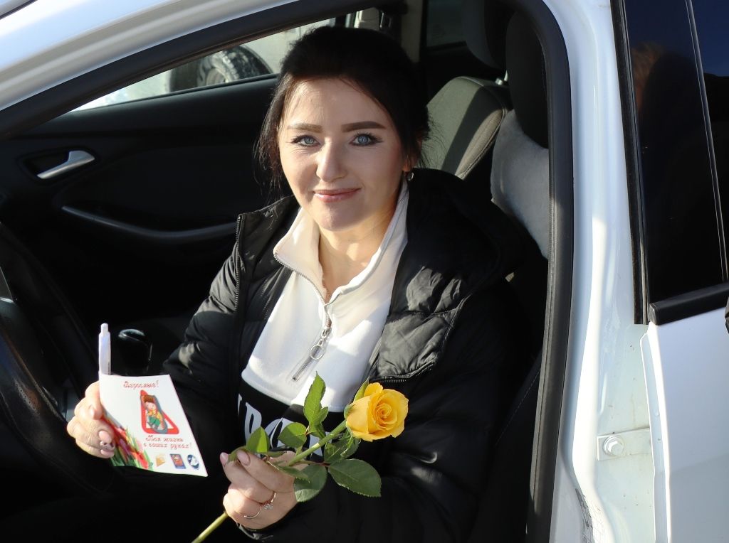 В Лаишево с  весенним праздником поздравили автоледи и женщин - пешеходов