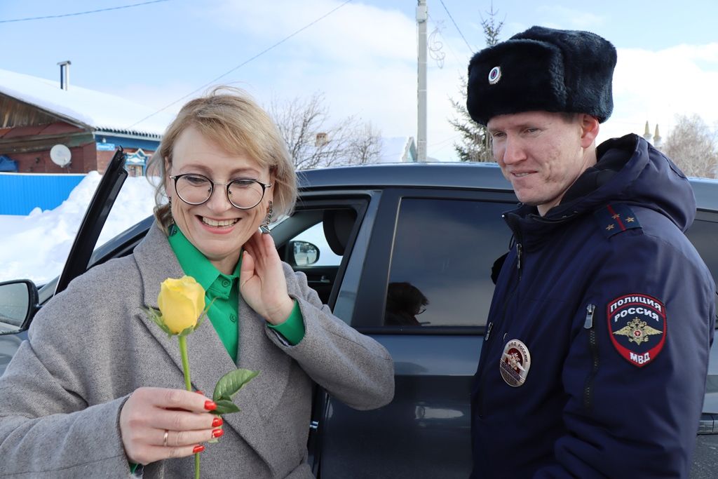 В Лаишево с  весенним праздником поздравили автоледи и женщин - пешеходов