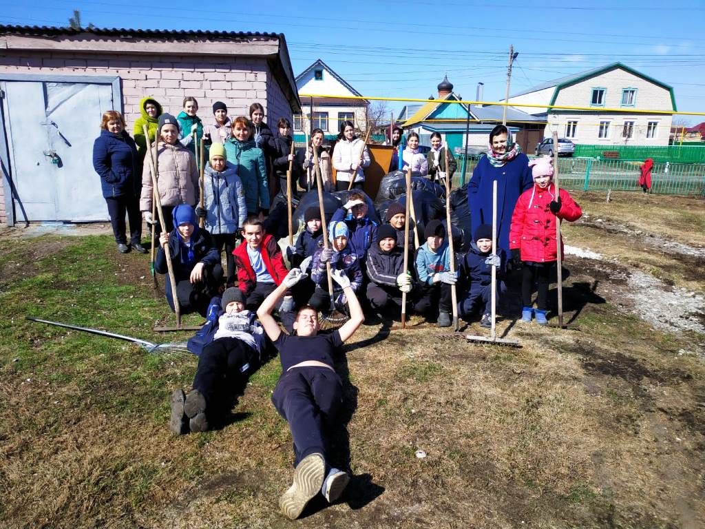 Весеннее преображение территории не обошло Ташкирменскую школу