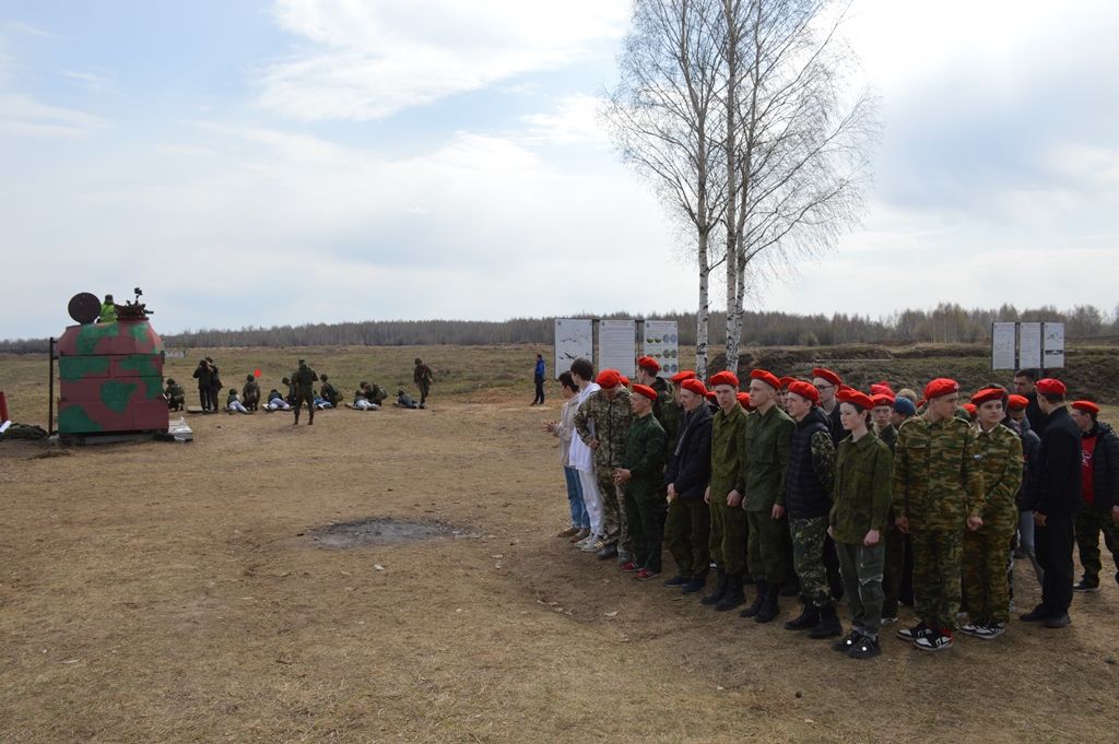 На полигоне танкового училища прошли учебные стрельбы для школьников Лаишевского района