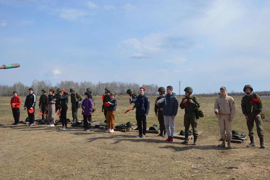 На полигоне танкового училища прошли учебные стрельбы для школьников Лаишевского района
