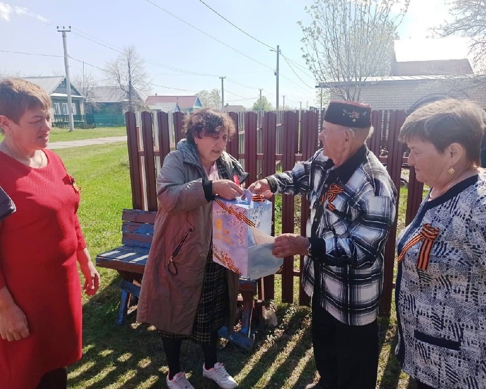 В Атабаево Лаишевского района ветеранам труда вручили подарки