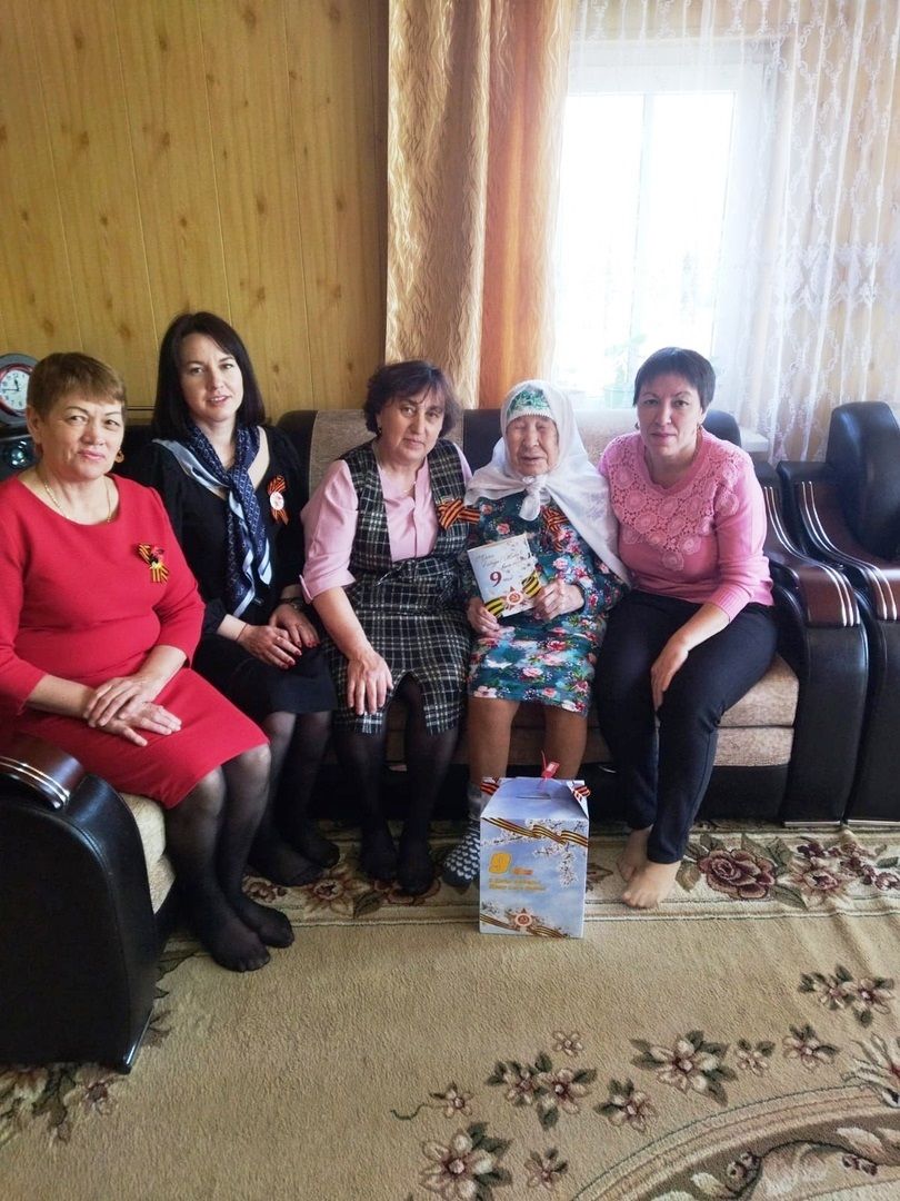 В Атабаево Лаишевского района ветеранам труда вручили подарки
