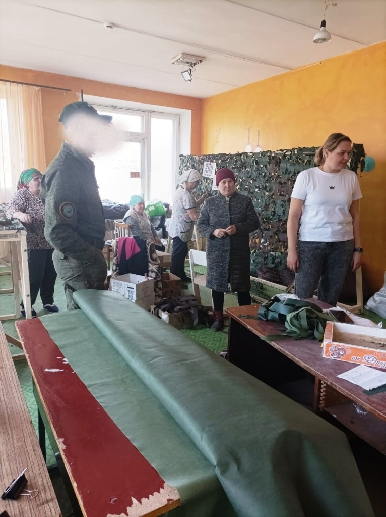Мобилизованные из Лаишевского района посмотрели, как плетут маскировочные сети их земляки